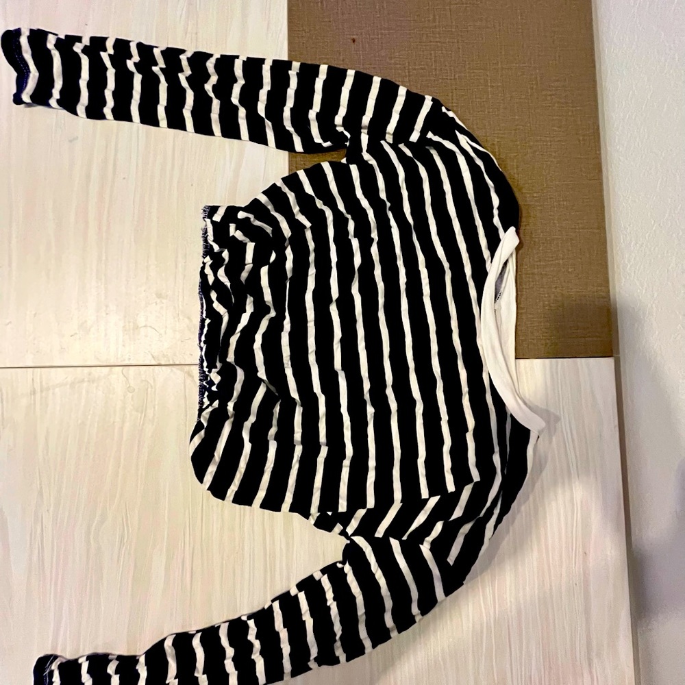 I am selling this top because it is not my stay anymore but is super fun!